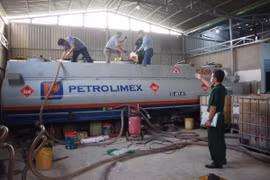 Bắt quả tang vụ làm giả xăng quy mô lớn tại Bà Rịa-Vũng Tàu