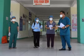 Hai bệnh nhân mắc COVID-19 được công bố khỏi bệnh và xuất viện. (Nguồn: TTXVN phát) 