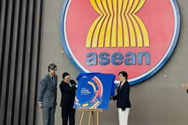Tổng Thư ký ASEAN Kao Kim Hourn; Đại sứ Liên minh châu Âu tại ASEAN, Sujiro Seam và Đại diện thường trực của Philippines tại ASEAN, Điều phối viên quốc gia về quan hệ đối thoại ASEAN-EU, bà Hjayceelyn M. Quintana công bố Sách Xanh. (Ảnh: Đỗ Quyên/TTXVN)