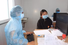 Người dân đăng ký làm test nhanh COVID-19 tại Bệnh viện Đa khoa Thống Nhất. (Nguồn: Báo Đồng Nai) 