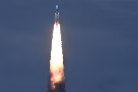 Vụ phóng tàu Chandrayaan-3 từ trung tâm vũ trụ Satish Dhawan tại bang Andhra Pradesh, miền Nam Ấn Độ ngày 14/7/2023. (Ảnh: AFP/TTXVN)