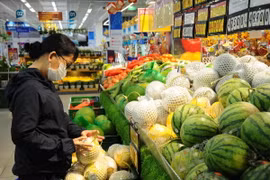 Người dân mua hàng tại Co.opmart Rạch Giá, thành phố Rạch Giá, tỉnh Kiên Giang. (Ảnh: Lê Huy Hải/TTXVN)