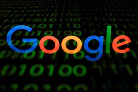 Biểu tượng Google trên màn hình máy tính bảng. (Ảnh: AFP/TTXVN) 