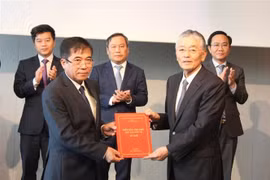 Phó chủ tịch thường trực Ủy ban Nhân dân tỉnh Quảng Bình Đoàn Ngọc Lâm trao cho ông Hitoshi Honna - Chủ tịch kiêm Tổng Giám đốc Công ty cổ phần Erex Co.,Ltd., Nhật Bản biên bản ghi nhớ về việc thực hiện dự án Nhà máy Điện sinh khối Quảng Bình. (Ảnh: Phạm 