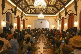 Người biểu tình tập trung bên trong Phủ Tổng thống ở Colombo, Sri Lanka ngày 10/7/2022. (Ảnh: AFP/TTXVN) 