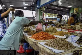 Người dân mua hàng tại một khu chợ ở Colombo, Sri Lanka. (Ảnh: AFP/TTXVN) 