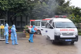 Công tác khử khuẩn được thực hiện nghiêm ngặt đối với tất cả các phương tiện đi ra và đi vào khu vực. (Ảnh: Quốc Dũng/TTXVN)