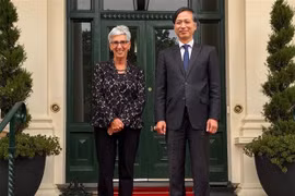 Đại sứ Nguyễn Tất Thành (phải) chào xã giao Thống đốc Linda Dessau. (Ảnh: TTXVN phát) 