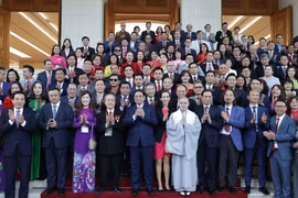 Thủ tướng Phạm Minh Chính chụp ảnh chung với Kiều bào tiêu biểu dự Chương trình Xuân Quê hương 2023. (Ảnh: Dương Giang/TTXVN)