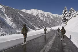 Binh sỹ Ấn Độ tuần tra gần đèo Zojila, nối Srinagar với Ladakh, giáp giới với Trung Quốc ngày 28/2/2021. (Ảnh: AFP/TTXVN)
