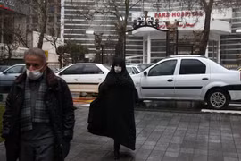 Người dân đeo khẩu trang phòng tránh dịch COVID-19 tại Tehran, Iran, ngày 23/2. (Nguồn: IRNA/TTXVN) 