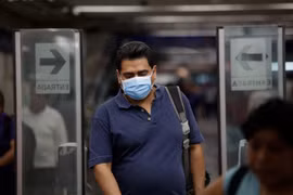 Hành khách đeo khẩu trang phòng dịch COVID-19 tại nhà ga tàu điện ngầm ở Mexico City, Mexico ngày 19/3/2020. (Nguồn: THX/TTXVN) 