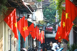 Nhiều phố, phường ở Thủ đô Hà Nội được trang hoàng rực rỡ cờ, hoa, băng rôn chào mừng kỷ niệm 75 năm Quốc khánh 2/9. (Ảnh: Văn Điệp/TTXVN) 