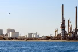 Một cơ sở khai thác dầu tại thị trấn al-Buraqah, Libya. (Ảnh: AFP/TTXVN) 