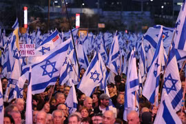 Biểu tình phản đối chương trình cải cách tư pháp của chính phủ tại Tel Aviv, Israel, ngày 6/5/2023. (Ảnh: AFP/TTXVN)