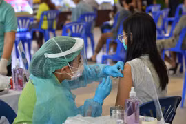 Tiêm vaccine phòng COVID-19. (Ảnh: THX/TTXVN) 