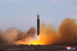 Vụ phóng tên lửa đạn đạo xuyên lục địa (ICBM) "Hwasong Gun 17" của Triều Tiên ngày 18/11/2022. (Ảnh: AFP/TTXVN)