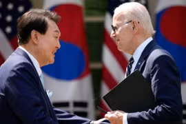 Thủ tướng Nhật Bản Fumio Kishida (phải) và Tổng thống Hàn Quốc Yoon Suk Yeol (trái) tại cuộc họp báo chung với Tổng thống Mỹ Joe Biden sau Hội nghị Thượng đỉnh Ba bên Mỹ-Nhật-Hàn ở Trại David, bang Maryland, Mỹ, ngày 18/8/2023. (Ảnh: Yonhap/TTXVN)
