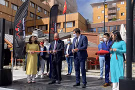 Đại sứ Việt Nam tại Pháp Đinh Toàn Thắng và Thị trưởng La Plagne Tarentaise cắt băng khai trương Festival Việt Nam 2021. (Ảnh: Thu Hà/TTXVN) 