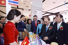 Chủ tịch nước Nguyễn Xuân Phúc thăm các gian hàng Việt Nam. (Ảnh: Thống Nhất/TTXVN)