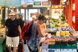 Người dân mua sắm tại một khu chợ ở Canada. (Ảnh: THX/TTXVN)
