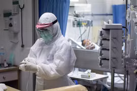 Nhân viên y tế điều trị cho bệnh nhân COVID-19 tại bệnh viện ở Bangkok, Thái Lan. (Ảnh: AFP/TTXVN)