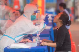 Nhân viên y tế xét nghiệm COVID-19 cho người dân tại Vũ Hán, tỉnh Hồ Bắc, Trung Quốc ngày 15/5/2020. (Nguồn: THX/TTXVN)