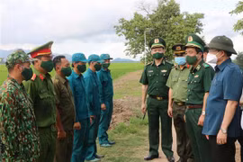 Thiếu tướng Lê Đức Thái, Tư lệnh Bộ đội Biên phòng (thứ 2, phải qua) và Bí thư Tỉnh ủy An Giang Lê Hồng Quang (bên phải) thăm, động viên cán bộ, chiến sỹ tại tổ công tác số 16 đồn Biên phòng cửa khẩu quốc tế Tịnh Biên, huyện Tịnh Biên, tỉnh An Giang. (Ảnh