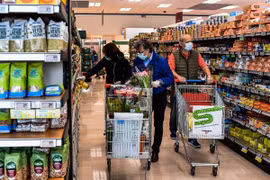 Người dân mua sắm tại siêu thị ở Milan, Italy. (Ảnh: AFP/TTXVN)
