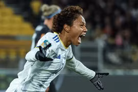 Tuyển Nữ Philippines bất ngờ dẫn trước 1-0 trước New Zealand nhờ pha đánh đầu lập công của tiền đạo số 7 Sarina Bolden (ảnh) vào lưới thủ thành Victoria Esson. (Ảnh: AFP/TTXVN)