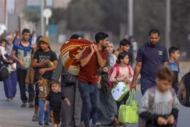 Người dân Palestine ở miền Trung sơ tán tránh xung đột về phía Nam Dải Gaza, ngày 8/11/2023. (Ảnh: THX/TTXVN)