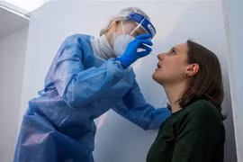 Nhân viên y tế lấy mẫu xét nghiệm COVID-19 cho người dân ở Berlin, Đức, ngày 17/2/2021. (Nguồn: AFP/TTXVN) 