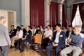 Gặp gỡ các thế hệ sinh viên Việt Nam theo học INSA Blois theo chương trình học bổng RVN-Vallet. (Ảnh: Nguyễn Tuyên/TXTVN) 