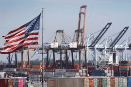 Hàng hóa từ Trung Quốc và các nước châu Á được bốc dỡ tại cảng Long Beach, California, Mỹ. (Ảnh: AFP/TTXVN) 