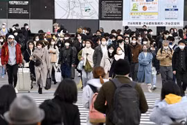 Người dân đeo khẩu trang phòng dịch COVID-19 tại Tokyo, Nhật Bản. (Ảnh: Kyodo/TTXVN) 