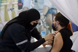 Tiêm vaccine ngừa COVID-19 cho người dân tại Tel Aviv, Israel ngày 1/2/2021. (Nguồn: THX/TTXVN) 