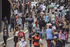Người dân trên phố ở Sao Paulo, Brazil. (Ảnh: AFP/TTXVN) 
