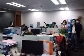 Lực lượng chức năng khám xét và thu giữ tài liệu tại trụ sở FLC. (Ảnh: Phạm Kiên/TTXVN) 