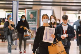 Người dân đeo khẩu trang phòng lây nhiễm COVID-19 tại Cologne, Đức ngày 16/7/2020. (Nguồn: THX/TTXVN) 