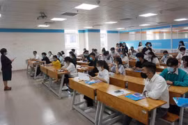 Các thí sinh dự Kỳ thi đánh giá năng lực Đại học quốc gia Thành phố Hồ Chí Minh năm 2021. (Ảnh: Thu Hoài/TTXVN) 