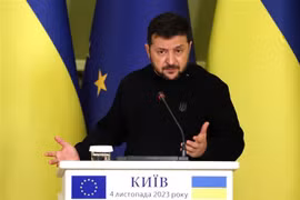 Tổng thống Ukraine Volodymyr Zelensky phát biểu trong cuộc họp báo ở Kiev ngày 4/11/2023. (Ảnh: AFP/TTXVN)