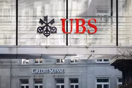 Biểu tượng Ngân hàng UBS và Credit Suisse tại Zurich, Thụy Sĩ. (Ảnh: AFP/TTXVN)