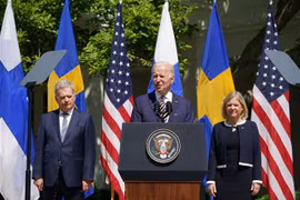 Tổng thống Mỹ Joe Biden (giữa) trong cuộc họp báo sau cuộc gặp với Thủ tướng Thụy Điển Magdalena Andersson (phải) và Tổng thống Phần Lan Sauli Niinisto tại Nhà Trắng, ngày 19/5/2022. (Ảnh: AFP/TTXVN) 