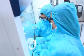 Các y, bác sỹ tại Phòng xét nghiệm Realtime-PCR. (Nguồn: TTXVN phát)