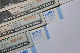 Đồng euro (phải) và đồng USD tại Madrid, Tây Ban Nha, ngày 11/7/2022. (Ảnh: THX/TTXVN) 