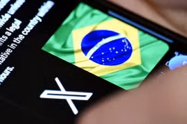Biểu tượng của nền tảng X trên điện thoại thông minh của người dùng ở Brasilia, Brazil ngày 31/8/2024. (Ảnh: Getty/TTXVN)