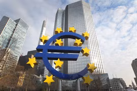 Biểu tượng đồng euro tại Frankfurt, Đức. (Ảnh: AFP/TTXVN) 