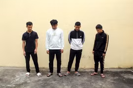 4 đối tượng giữ người trái pháp luật bị cơ quan Công an tạm giữ. (Ảnh: TTXVN phát)