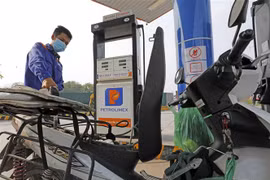 Mua bán xăng tại cửa hàng bán lẻ xăng, dầu Petrolimex. (Ảnh: Trần Việt/TTXVN) 