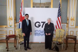 Bộ trưởng Tài chính Anh Rishi Sunak (trái) trong cuộc gặp Bộ trưởng Tài chính Mỹ Janet Yellen tại London, trước thềm Hội nghị Bộ trưởng Tài chính Nhóm các nước công nghiệp phát triển hàng đầu thế giới (G7), ngày 3/6/2021. (Nguồn: AFP/TTXVN) 